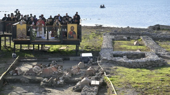 Papst Leo XIV. und der orthodoxe Patriarch von Konstantinopel, Bartholomäus I., am Freitag während einer Zermonie an den Ausgrabungsstätten der antiken Basilika St. Neophyt am Ufer des İznik-Sees