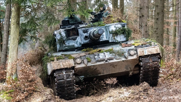 Ein Panzer der polnischen Armee vom Typ Leopard 2 während der internationalen Militärübung Allied Spirit im Januar 2022.