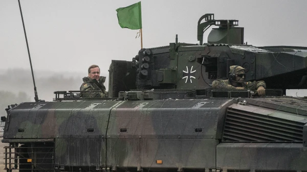Verteidigungsminister Pistorius nimmt an einer Fahrt im Schützenpanzer Puma teil.