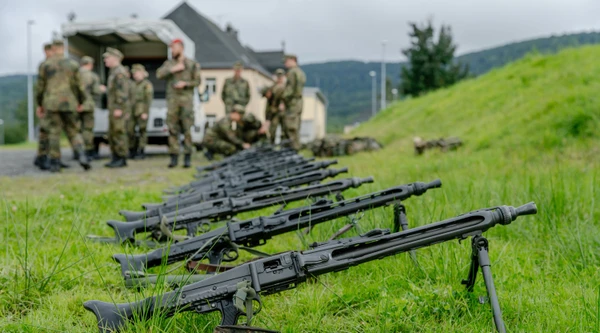 Ausbildung im neuen Heimatschutz Programm der Bundeswehr "Dein Jahr für Deutschland". Während der Waffenausbildung und Ausbildung an der Lafette liegen Modelle des Maschinengewehr MG3, eine vollautomatischen Waffe, im Gras. Fotografiert in der Röhn Kaserne in Wildflecken am 24.08.2021