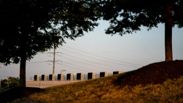 Enormer Energiehunger: Rechenzentren wie dieses vom Amazon im amerikanischen Ashburn sorgen für Datenverkehr im Internet, aber damit steigt auch der Strombedarf.