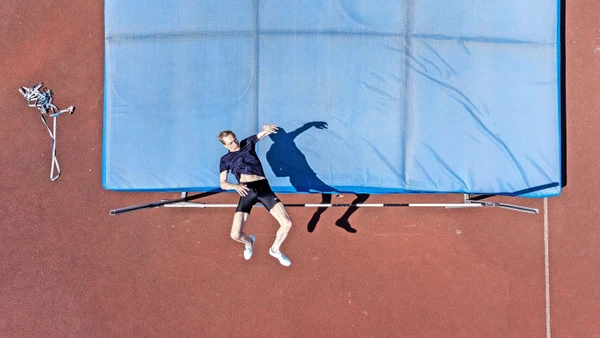 Nur Fliegen ist schöner: Rüdiger Weber beim Training im Helmut-Schön-Stadion in Wiesbaden.