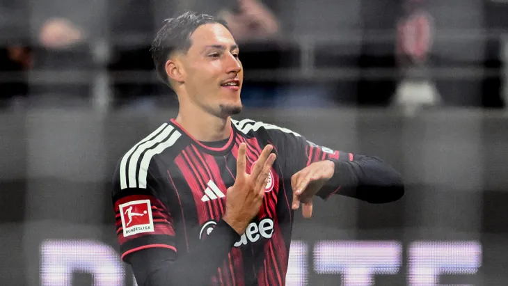 Fingerfertig: Younes Ebnoutalib feiert auf seine Art