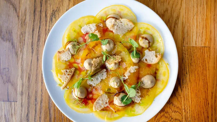 Gut und schön: Tomatencarpaccio mit geräucherter Auberginencreme, Zitrone und Knoblauchbrot