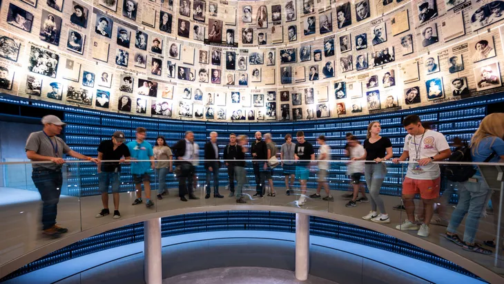 Besucher gehen durch das Holocaust-Gedenkmuseum Yad Vashem in Jerusalem im September 2022.