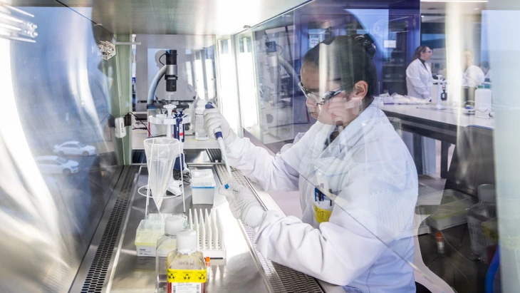 Aufwendiges Verfahren: Bei der CAR-T-Zelltherapie werden körpereigene Immunzellen gentechnisch verändert. Wenn andere Behandlungen bei bestimmten Arten von Blutkrebs versagen, kann diese Therapie eine Option darstellen.