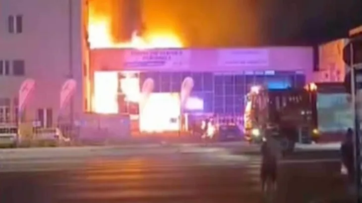 Diese Aufnahmen des rumänischen Geheimdienstes sollen zu einem Brandanschlag in der Nacht auf 14. September in Brasov gehören.