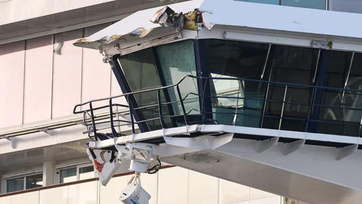 Auf der Brücke wird entschieden. Am Sonntag hatte es der Kapitän der Mein Schiff 3 mit starkem Wind zu tun – und bekam die Wirkung auch sehr unmittelbar mit.