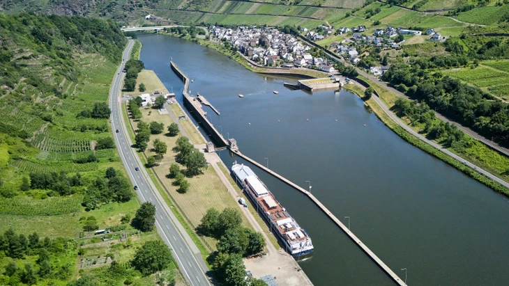 Bis tief ins Landesinnere: Frachtschiff an einer Moselschleuse.
