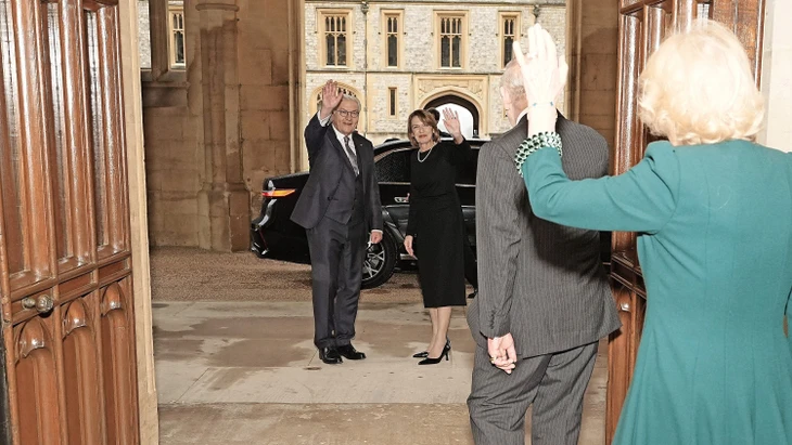 Kein Blick zurück im Zorn: Die Steinmeiers winken in Windsor.