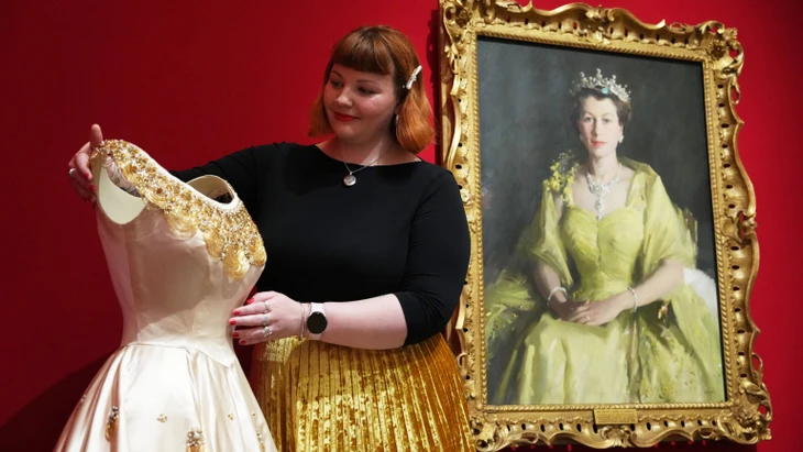 Im Buckingham Palace: Ausgestellt werden etwa 300 Kleidungsstücke und Accessoires der Königin, die nächste Woche 100 Jahre alt geworden wäre