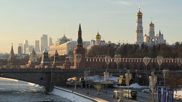 Der Kreml und das Wolkenkratzerviertel Moscow City im Januar