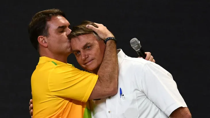 Er könnte laut Umfragen bald der zukünftige Präsident Brasiliens sein: Flávio Bolsonaro (links), der Sohn des rechtspopulistischen Ex-Präsidenten Jair Bolsonaro (rechts).