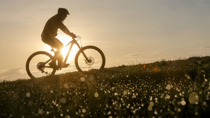 dpatopbilder - 06.04.2026, Baden-Württemberg, Uttenweiler: Ein Fahrradfahrer ist am Morgen im Sonnenaufgang unterwegs Foto: Thomas Warnack/dpa +++ dpa-Bildfunk +++
