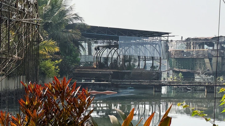 Das ausgebrannte Gebäude des Nachtclubs im indischen Goa