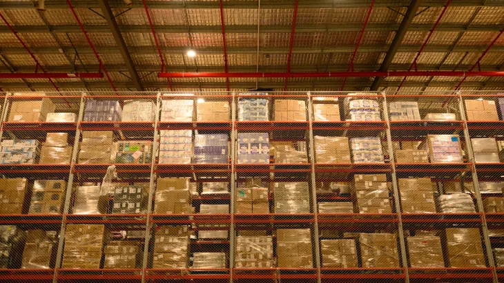 Das Amazon Logistikzentrum in Sydney: KI Agenten machen Nachfrage verbindlicher und verschieben damit die Macht im Handel.