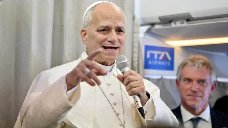 Stellt sich den Fragen der Journalisten: Papst Leo XIV. am Dienstag im Flugzeug von Beirut nach Rom