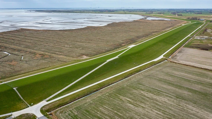 Deich in der Wesermarsch. Auch an der Nordsee steigt der Meeresspiegel an und damit das Risiko, dass das salzige Meerwasser in die Brunnen gelangt.