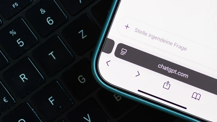 ILLUSTRATION: Auf einem Mobiltelefon, das auf einem Laptop liegt, wird die Website von ChatGPT angezeigt. Aufgenommen am 16. Januar 2026 in Frankfurt am Main. Stichwörter: Open AI, KI