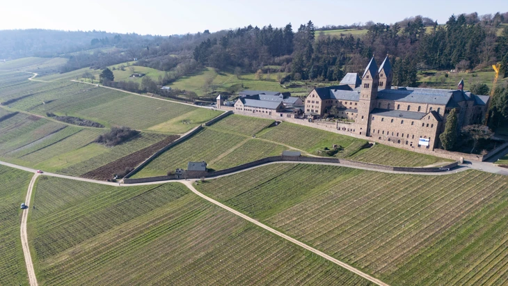 Weinland: Die Abtei Sankt Hildegard über Rüdesheim im schwindenden Morgendunst