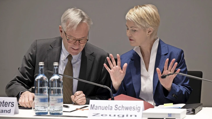 Schwesig mit ihrem Anwalt in Schwerin am Freitag