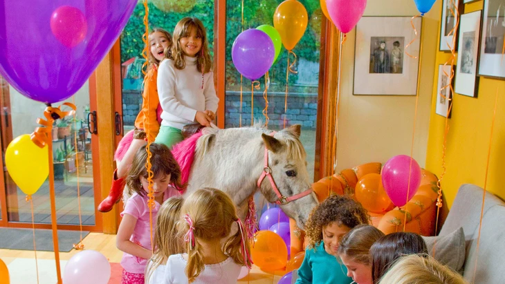 Das Pony als Elefant im Raum: Selbst Kindergeburtstage werden heutzutage zum Mega-Event.