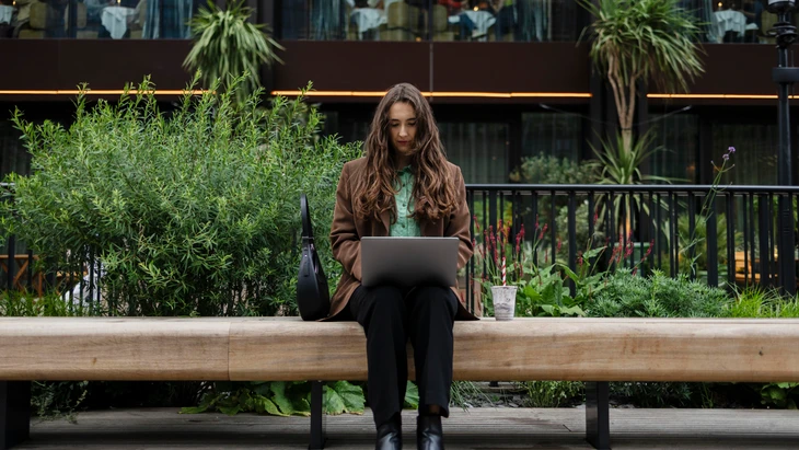 Der Mensch steuert, die KI werkelt im Hintergrund.