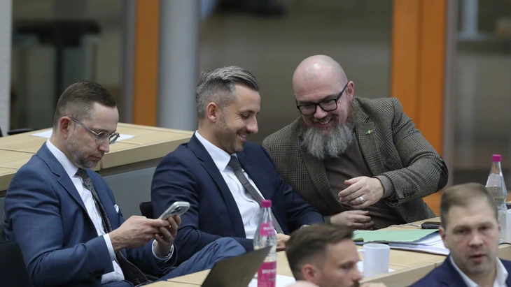 Liegt in Umfragen vorn: AfD-Spitzenkandidat Ulrich Siegmund, hier im Landtag mit seinen Parteikollegen Daniel Wald und Hans-Thomas Tillschneider