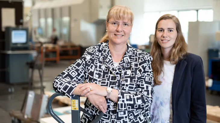 Gleitender Übergang: HIHK-Präsidentin Kirsten Schoder-Steinmüller bereitet ihre Tochter Larissa schon seit Jahren auf die Übernahme ihres Unternehmens, der Schoder GmbH, vor. Das Foto stammt von 2019.