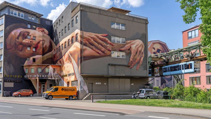 Tanzszenen von Pina Bausch als Streetart in Wuppertal