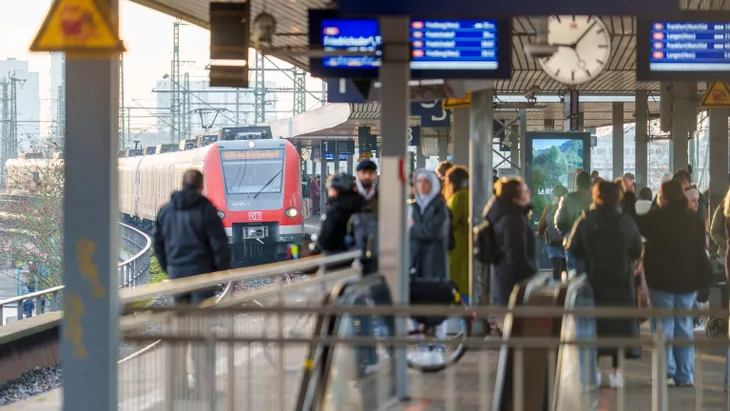 Warten ist des Fahrgasts Los: S-Bahn am Frankfurter Bahnhof Galluswarte