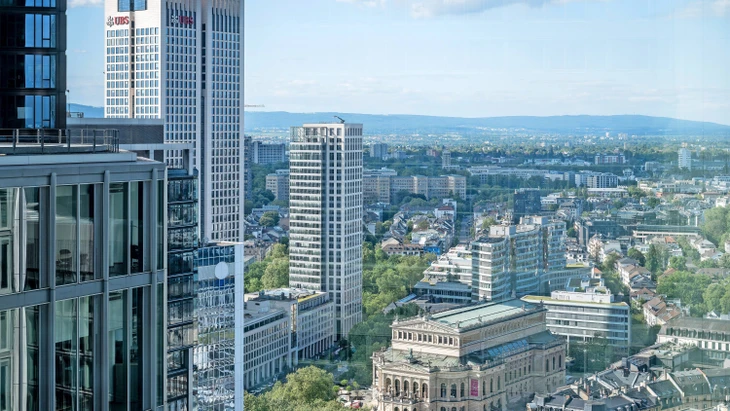 Arbeiten mit Ausblick: Der Opernturm (links mit dem Mieter UBS) zieht Interessenten an.