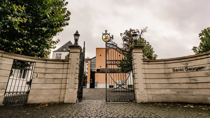 Ein offenes Tor nicht nur für Studenten: Die Philosophisch-Theologische Hochschule bietet unter anderem einen frei zugänglichen Park.