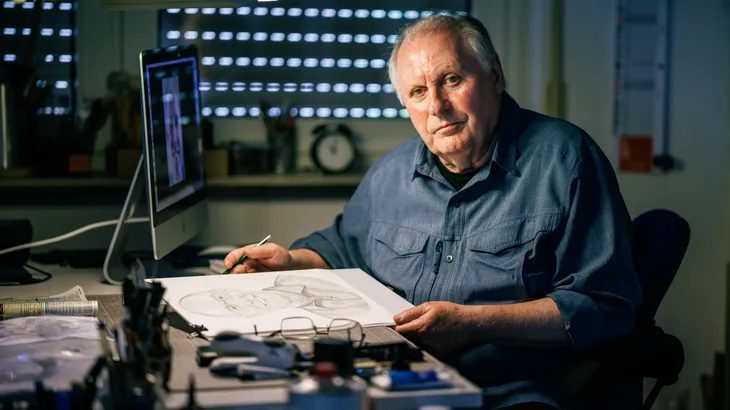 Gesichter auf Papier bringen: der Porträtkünstler Alfred Schüssler in seinem Büro in Frankfurt