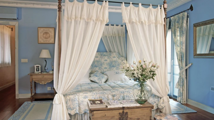 Rückzugsort: Sind die Vorhänge erst einmal zu, lässt sich hier ungestört von einer besseren Welt träumen.