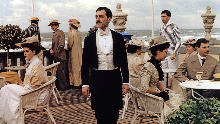 Sozialsolitär: Marcello Mazzarella als Proust in Raúl Ruiz’ Film „Die wiedergefundene Zeit“ (1999)