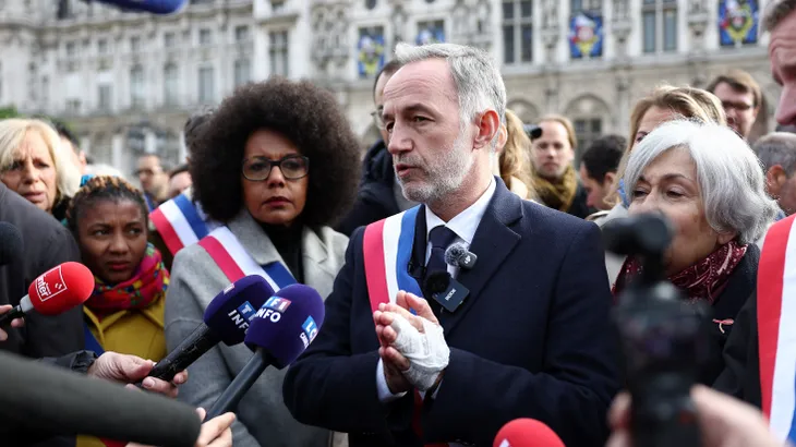 Der Pariser Bürgermeister Emmanuel Grégoire am Montag vor dem Pariser Rathaus