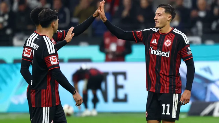 Dank an den Torschützen: Younes Ebnoutalib (rechts) holt sich die Glückwünsche der Eintracht-Kollegen ab