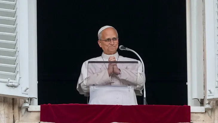 Wirkt erholt: Papst Leo XIV.am Sonntag am Fenster seines Arbeitszimmers im Apostolischen Palast