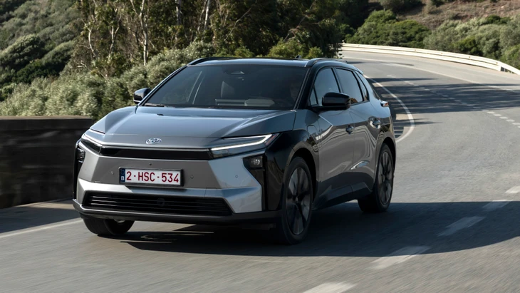 Abgehärtet: Toyota spendiert dem neuen bZ4X unter anderem neue Akkus.