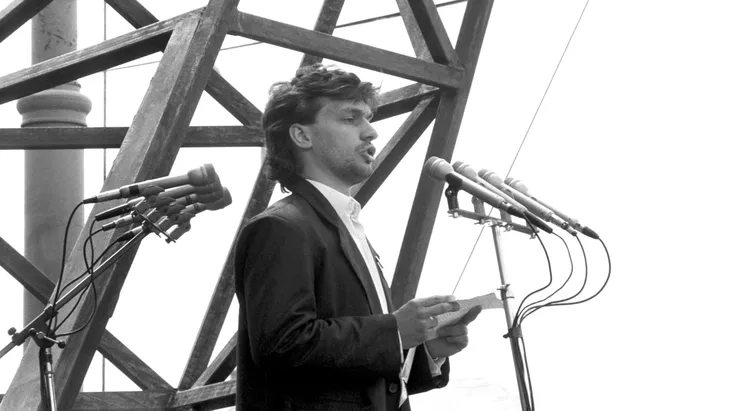 Fulminanter Eintritt in die Politik: Viktor Orbán spricht am 16. Juni 1989 anlässlich der Umbettung von Imre Nagy.