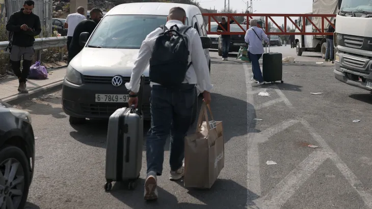 Palästinenser passieren zu Fuß ein Militärtor an einem Zugang zur Stadt Hebron im Westjordanland am Sonntag