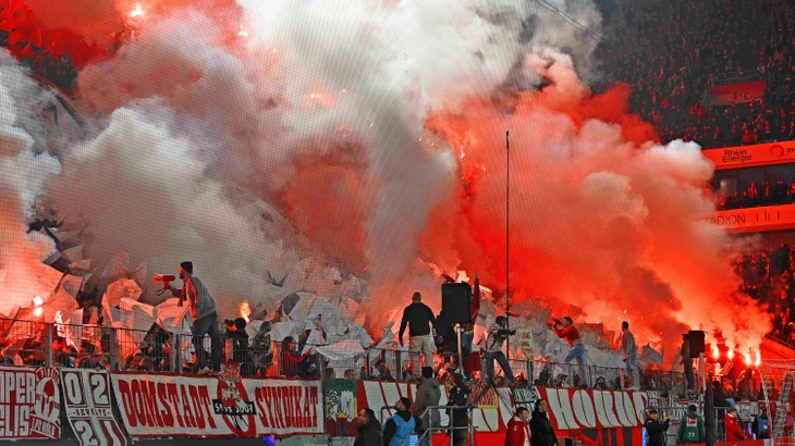 Brennende Bengalos bei einem Spiel des 1. FC Köln.