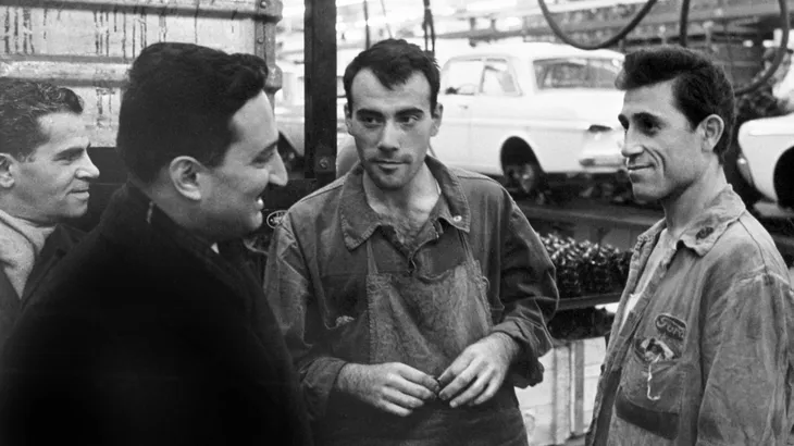 Der türkische Arbeitsminister Bülent Ecevit (l.) besucht 1964 bei Ford in Köln beschäftigte Landsleute.