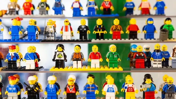Spielzeugfiguren von Lego in dem Haushalts- und Spielzeugwarengeschäft Meder. Fotografiert am 05.08.26 in Frankfurt.