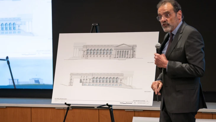 Architekt Shalom Baranes stellt die Skizzen für den Ballsaal vor.