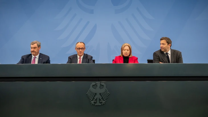 Wie ein Schutzschirm: Söder, Merz, Bas und Klingbeil am Montag in Berlin