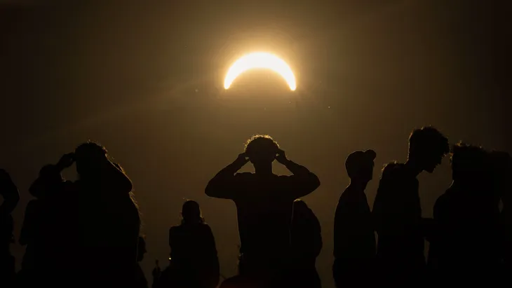 Schaut euch das an! Aber anders als diese Zeitgenossen, die sich im Sommer auf dem Feldberg im Taunus die partielle Sonnenfinsternis ansahen, wissen die Mathematiker gerade gar nicht, wo sie überall hingucken sollen.