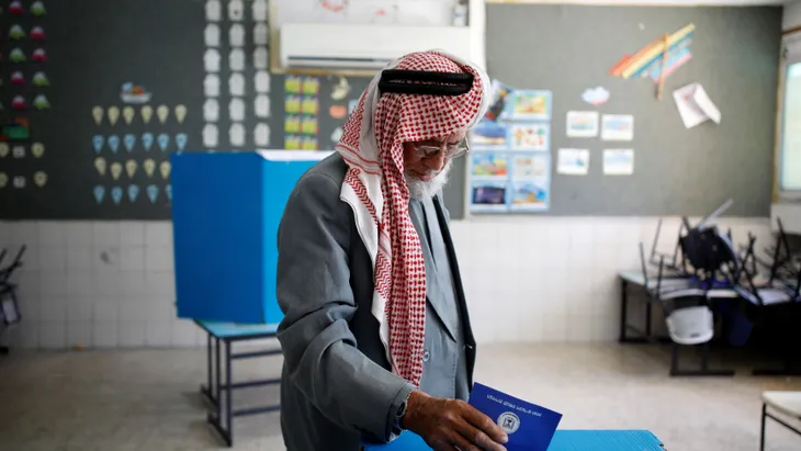 Eine Beduine an der Wahlurne in der Stadt Rahat im Negev