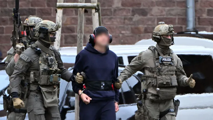 „Was ich getan habe, habe ich auf Befehl getan“: Der Ukrainer Serhij K. wird im November 2025 in Karlsruhe zu einem Hubschrauber geführt.